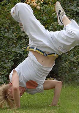 Capoeira movement: Ponte
