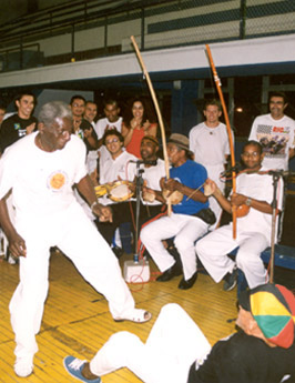 Mestre Sombra and Mestre Brand&atilde;ozinho in Santos 2002