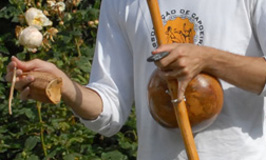 Holding berimbau