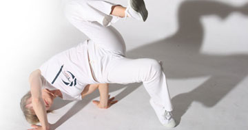 Capoeira movement, queda de rim, photo by Mark Himsworth